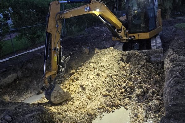 Trabajo de excavación en área residencial