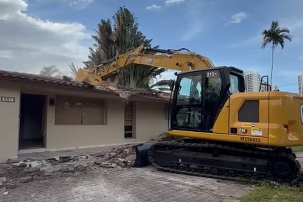 Demolición de vivienda con excavadora